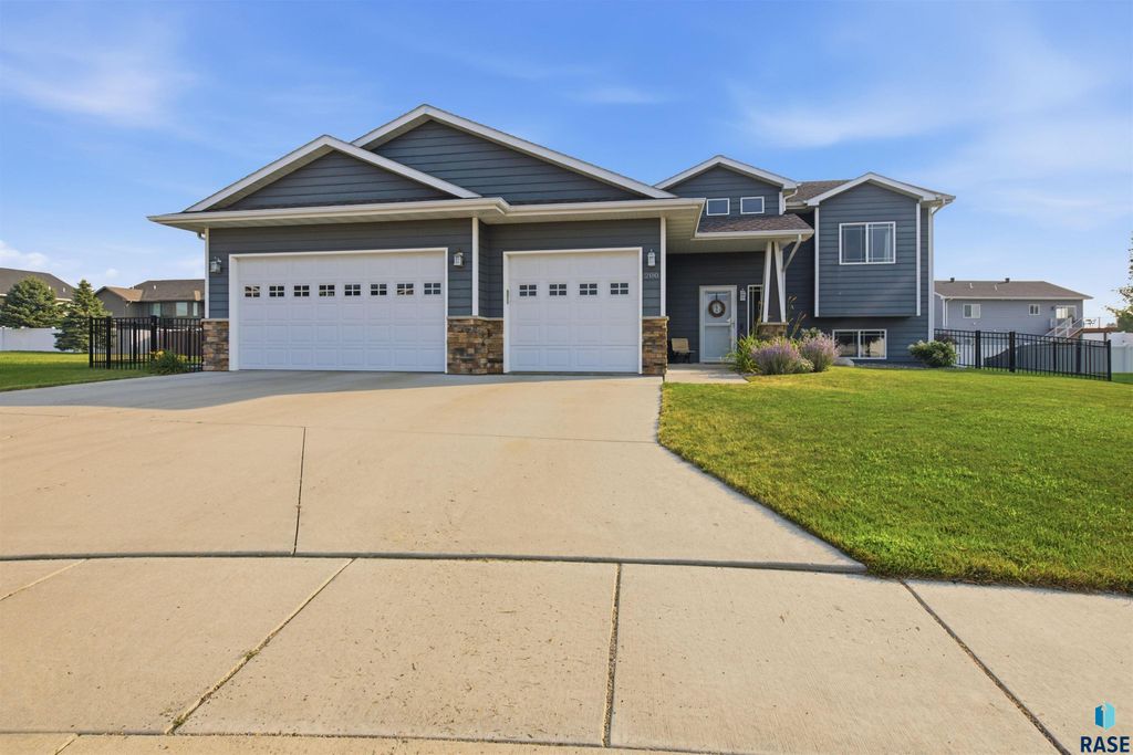200 Morning Glory Cir Circle, Brookings, SD 57006