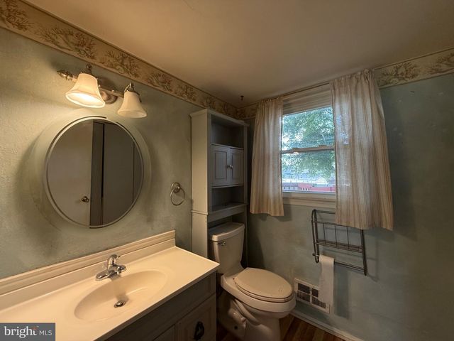 2 BERRYWOOD DR, Hamilton, NJ 08619