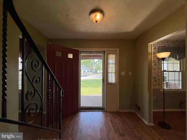 2 BERRYWOOD DR, Hamilton, NJ 08619