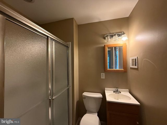 2 BERRYWOOD DR, Hamilton, NJ 08619