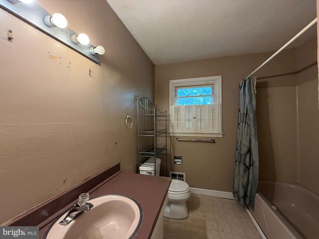 2 BERRYWOOD DR, Hamilton, NJ 08619