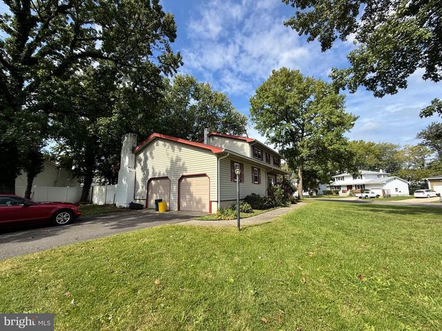 2 BERRYWOOD DR, Hamilton, NJ 08619