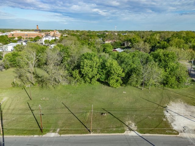 105 Wyatt Street, Waxahachie, TX 75165