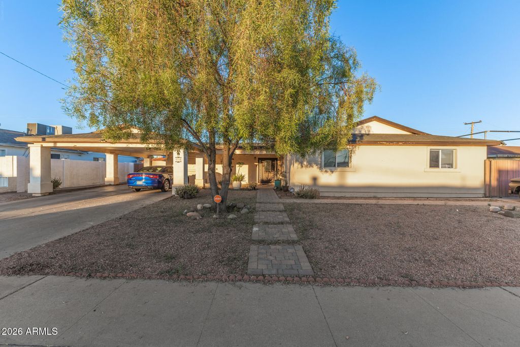 Image 5 of property listing at 5738 W PIERSON Street, Phoenix, AZ 85031