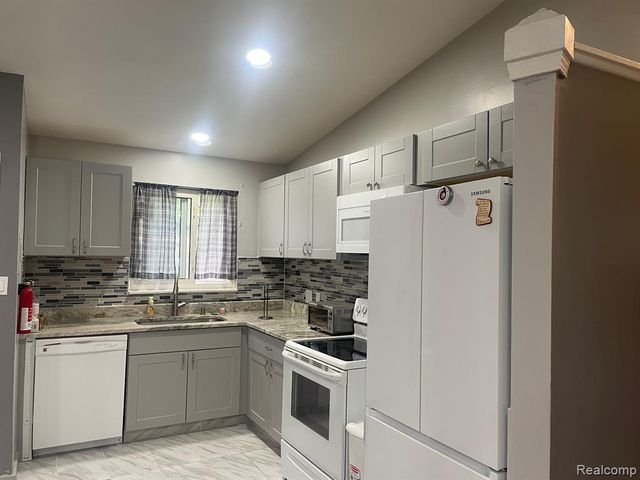 15341 Marlow Corner, Oak Park, MI 48237
