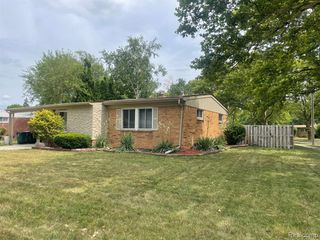 15341 Marlow Corner, Oak Park, MI 48237