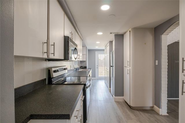 8725 N 52ND STREET, Tampa, FL 33617