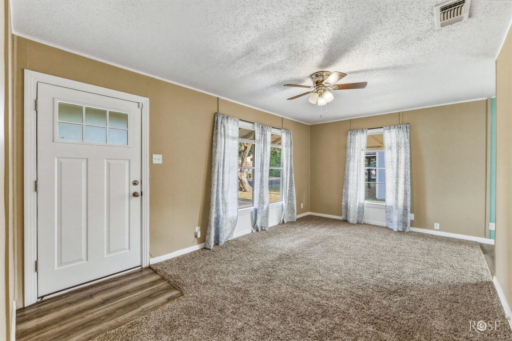 Image 8 of property listing at 1216 Linda Lee Drive, San Angelo, TX 76905