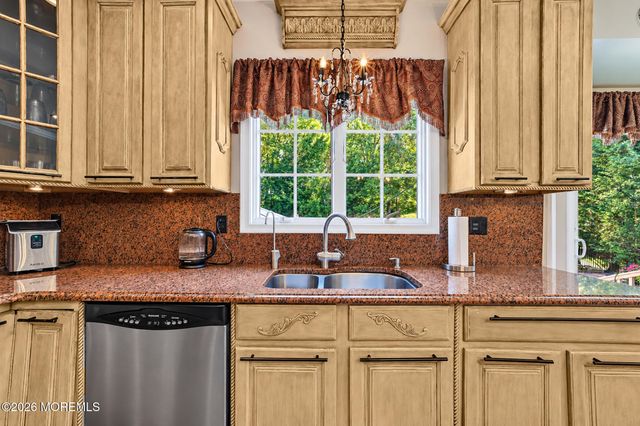 10 Treetops Drive, Monroe Twp, NJ 08831