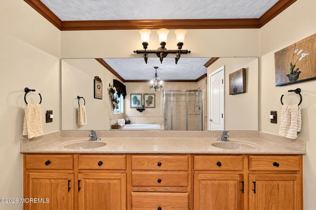 10 Treetops Drive, Monroe Twp, NJ 08831
