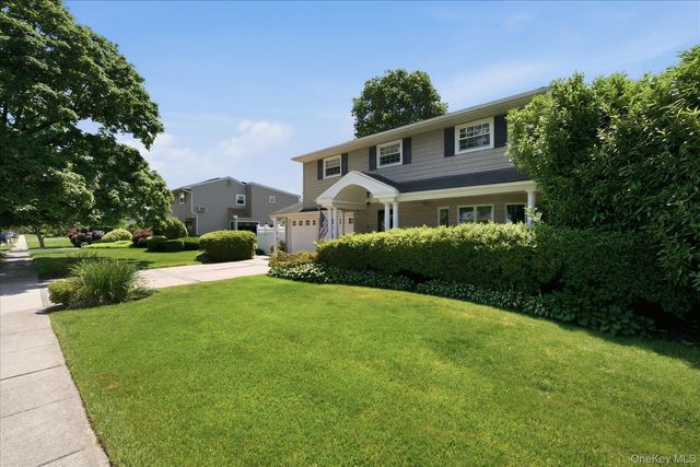 8 Griggs Drive, Greenlawn, NY 11740