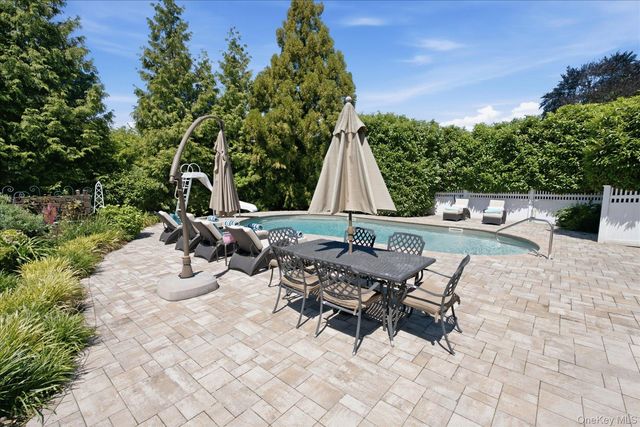 8 Griggs Drive, Greenlawn, NY 11740
