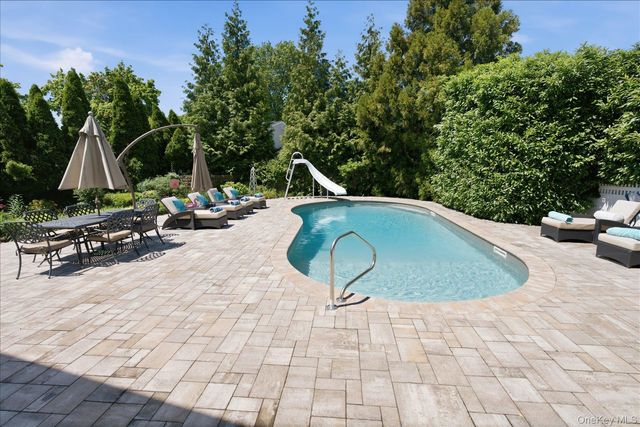 8 Griggs Drive, Greenlawn, NY 11740