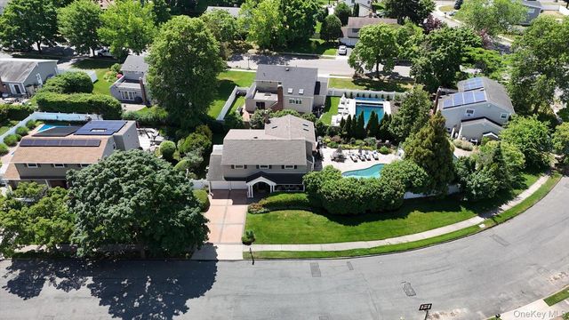 8 Griggs Drive, Greenlawn, NY 11740