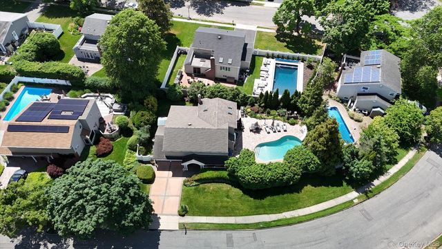 8 Griggs Drive, Greenlawn, NY 11740