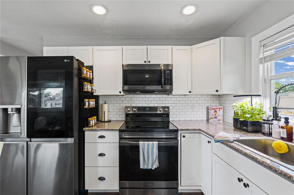 Image 5 of property listing at 3457 LALANI BOULEVARD, Sarasota, FL 34232