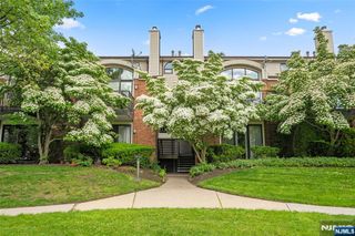 9 Carlyle Court, Teaneck, NJ 07666
