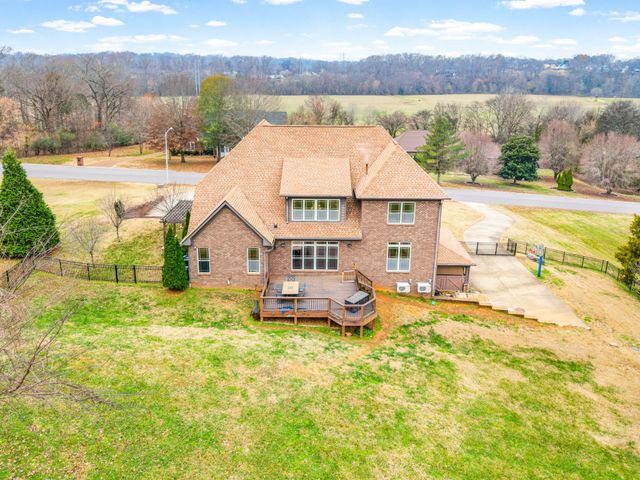 531 Stonegate Dr, Clarksville, TN 37043
