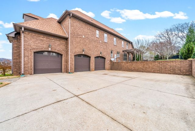 531 Stonegate Dr, Clarksville, TN 37043