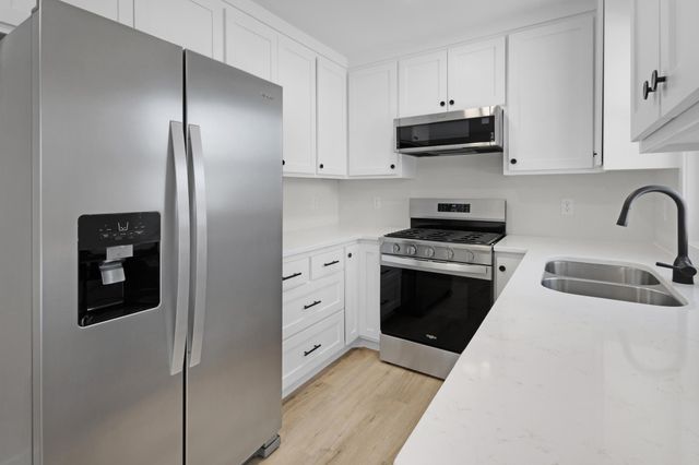 809 Oak Ridge Point NE, Blaine, MN 55434