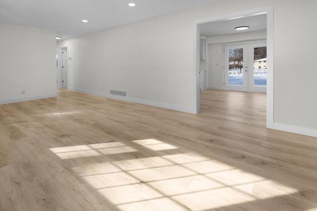 809 Oak Ridge Point NE, Blaine, MN 55434