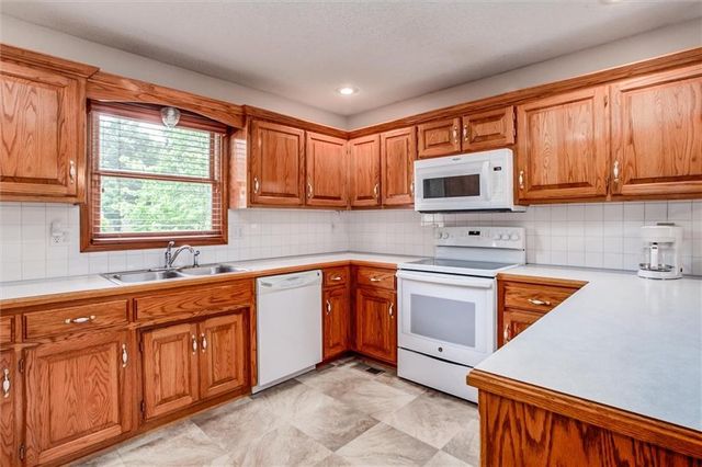 3401 Gateway Drive, Independence, MO 64057