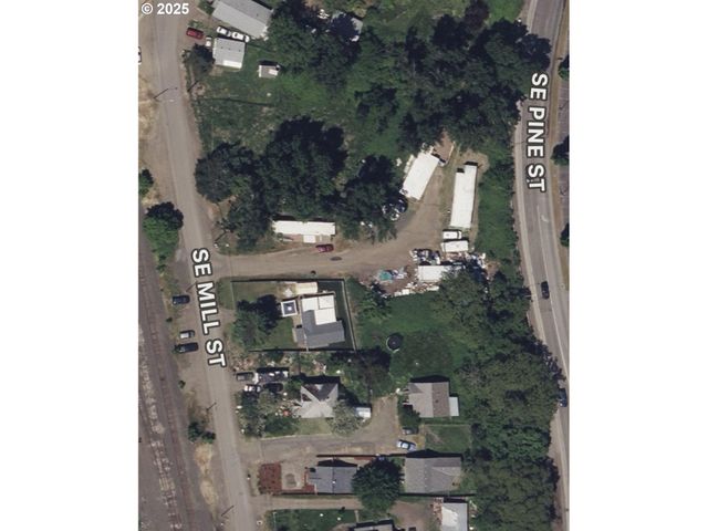 1713 Se MILL St, Roseburg, OR 97470
