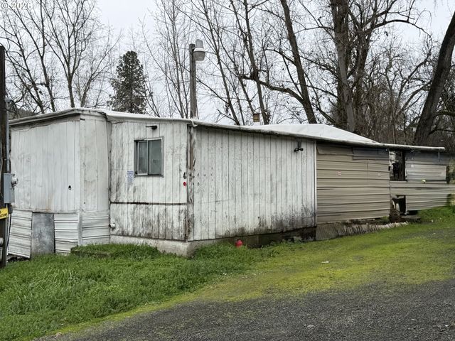 1713 Se MILL St, Roseburg, OR 97470