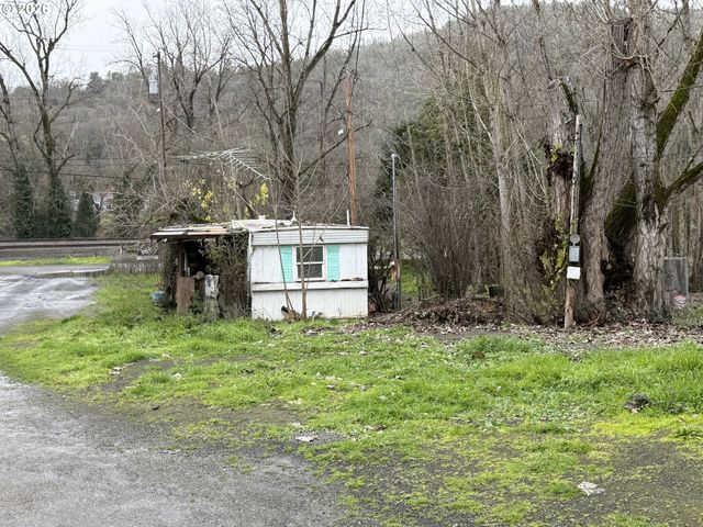 1713 Se MILL St, Roseburg, OR 97470