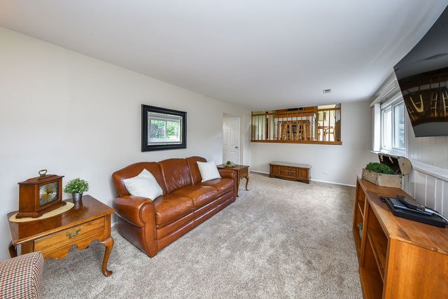 1174 Kent Court, Wheaton, IL 60189