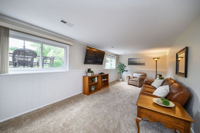 1174 Kent Court, Wheaton, IL 60189