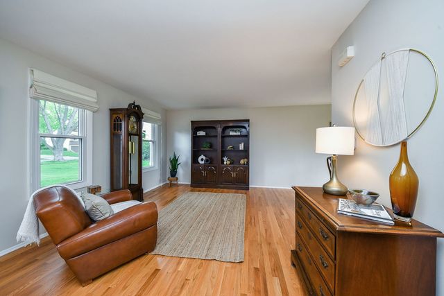 1174 Kent Court, Wheaton, IL 60189