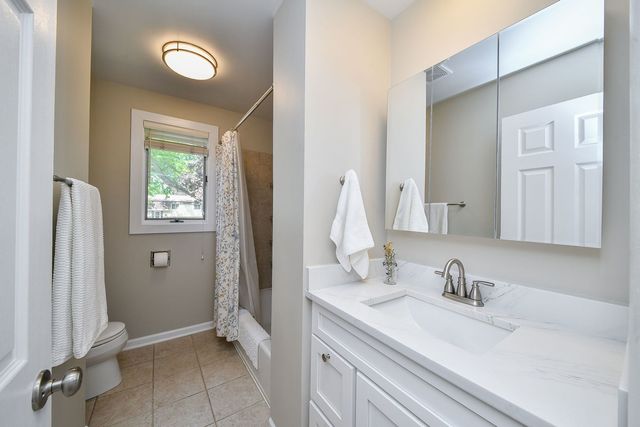 1174 Kent Court, Wheaton, IL 60189