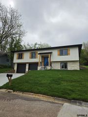 5129 Raven Oaks Drive, Omaha, NE 68152