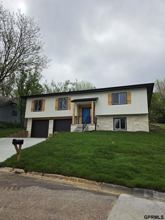 5129 Raven Oaks Drive, Omaha, NE 68152