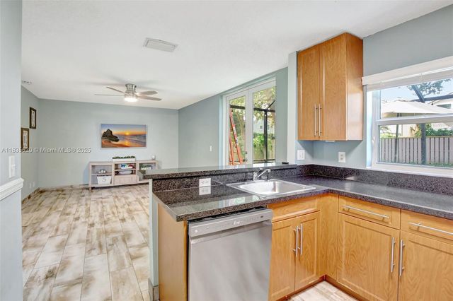 10948 NW 12th Ct, Plantation, FL 33322