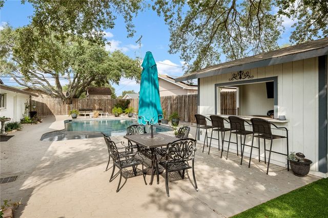 1518 Kenwood Dr, Aransas Pass, TX 78336