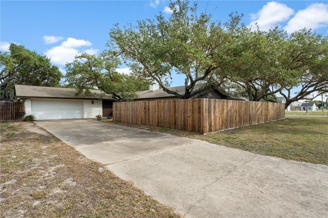 1518 Kenwood Dr, Aransas Pass, TX 78336