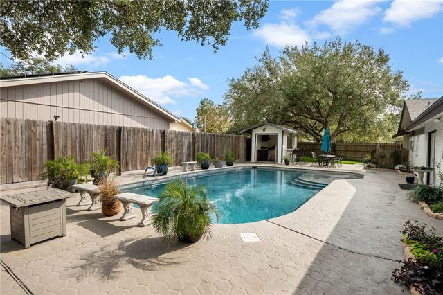 1518 Kenwood Dr, Aransas Pass, TX 78336