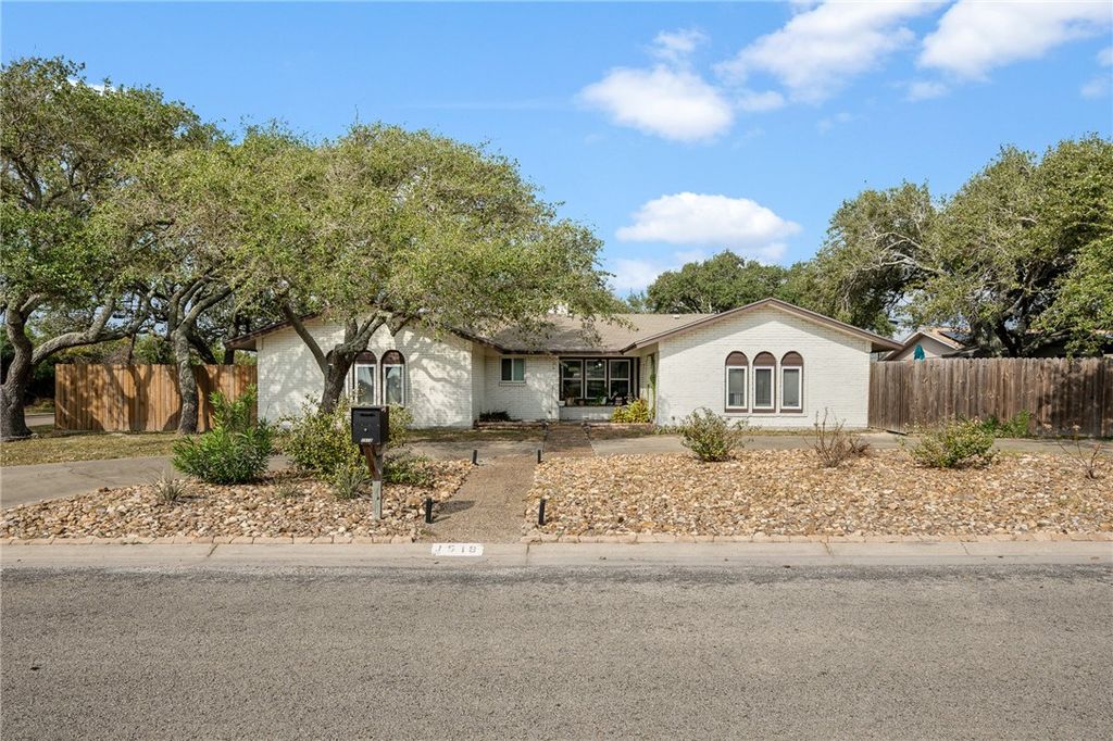 1518 Kenwood Dr, Aransas Pass, TX 78336