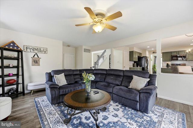 8 MARBLE CT, Sicklerville, NJ 08081