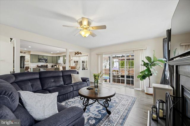 8 MARBLE CT, Sicklerville, NJ 08081