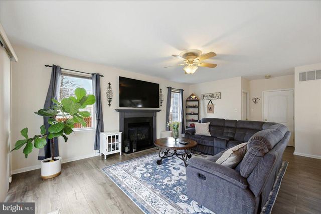 8 MARBLE CT, Sicklerville, NJ 08081