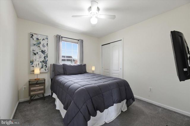 8 MARBLE CT, Sicklerville, NJ 08081