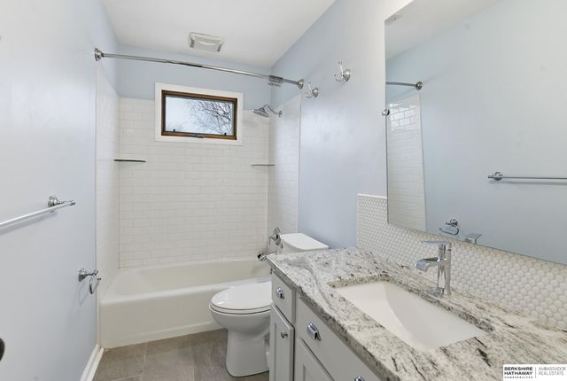 21201 Brentwood Road, Elkhorn, NE 68022