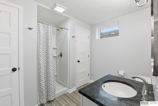 21201 Brentwood Road, Elkhorn, NE 68022