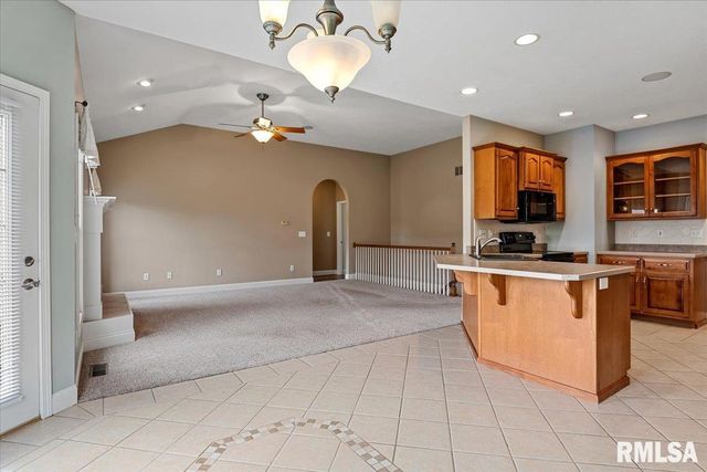 517 HEATHROW Lane, Rochester, IL 62563
