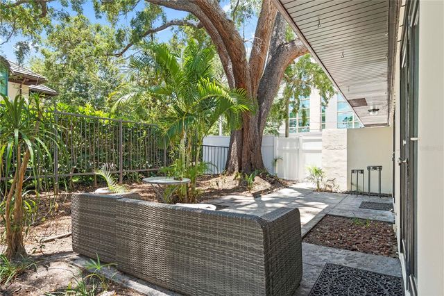 3002 W DELEON STREET, Tampa, FL 33609