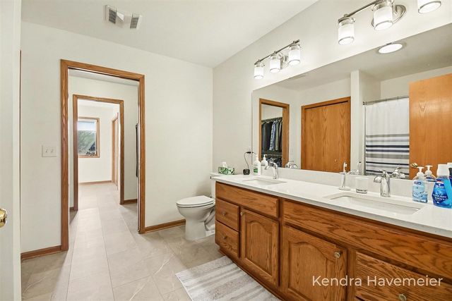 2177 Creekside Drive 39, Byron Center, MI 49315