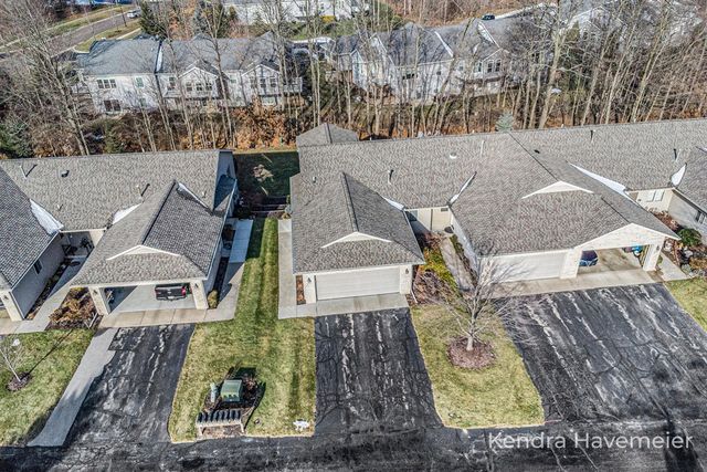 2177 Creekside Drive 39, Byron Center, MI 49315